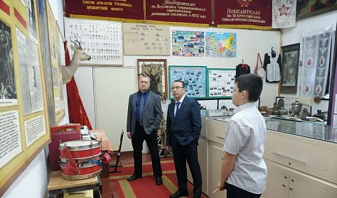 В школы – с наградами и подарками